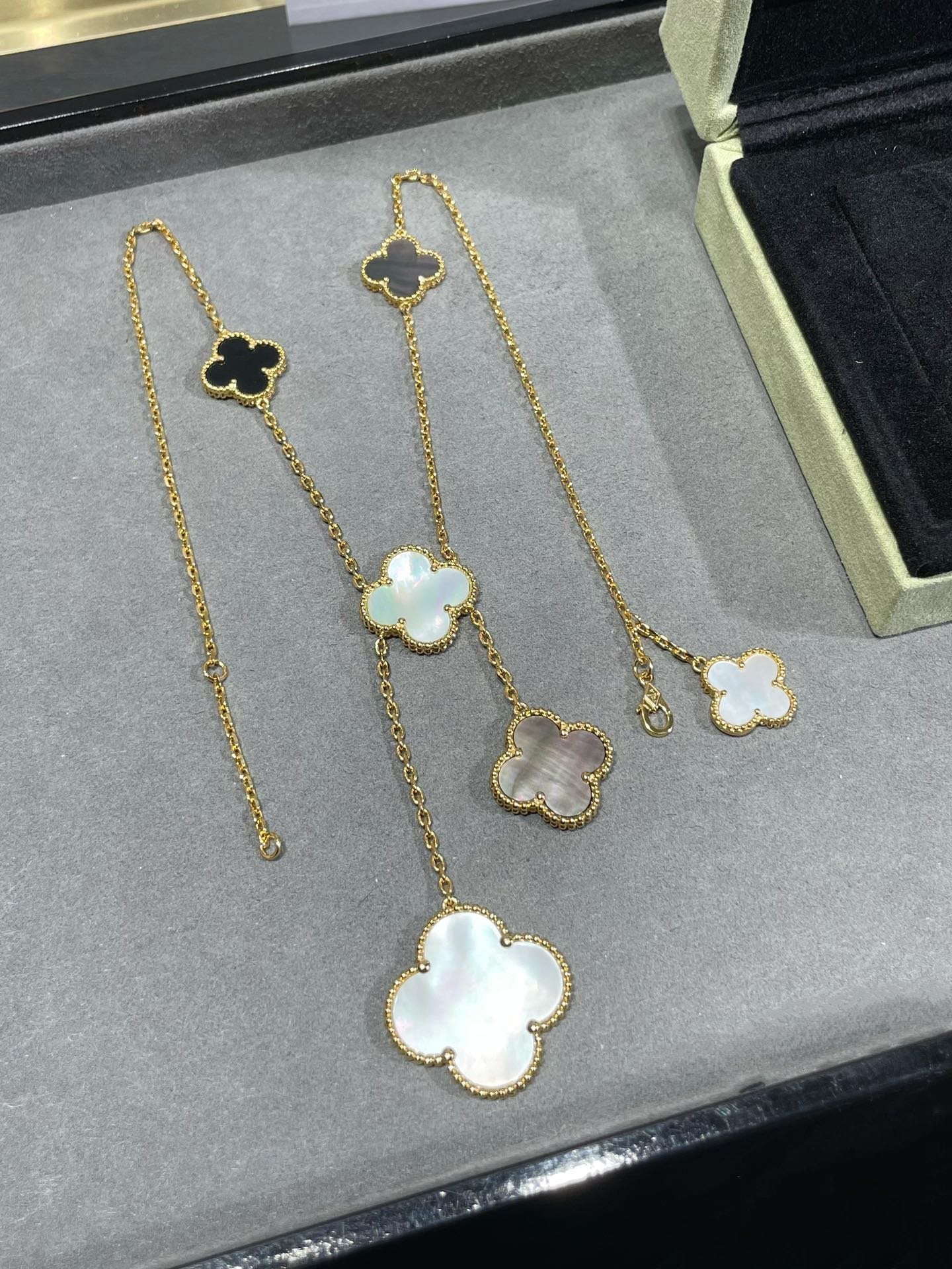 [Love Lucky]CLOVER 6 MOTIF MOP ONYX GOLD NECKLACE