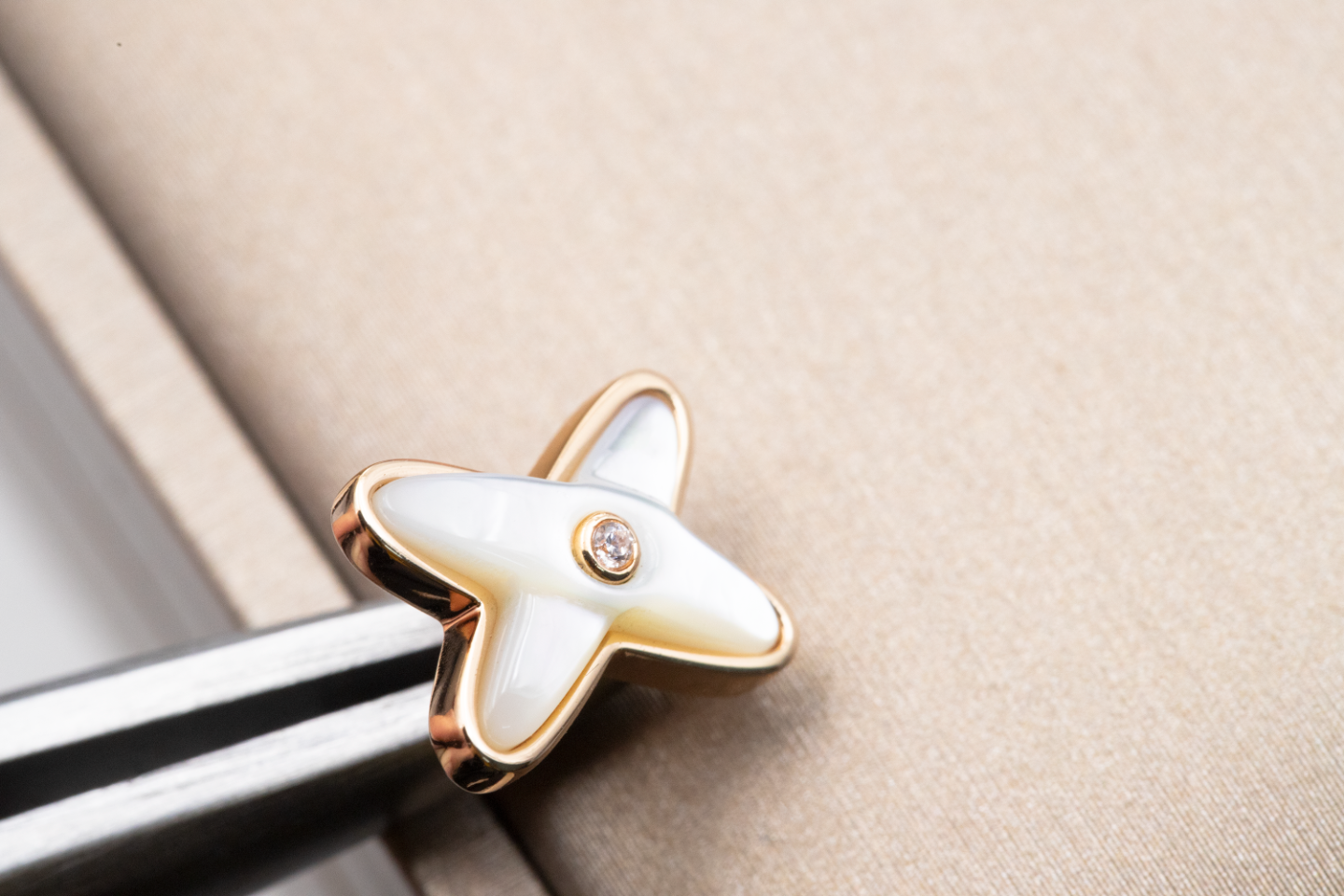 [Love Lucky]JEUX DE WHITE MOP PINK GOLD DIAMOND EARRINGS